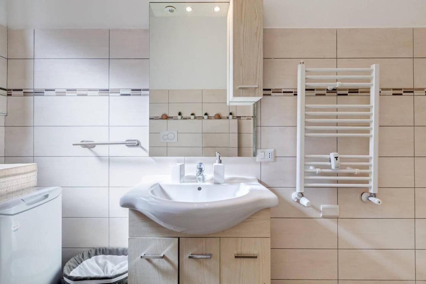 Apartment Bright And Spacious 2bdr Rom
