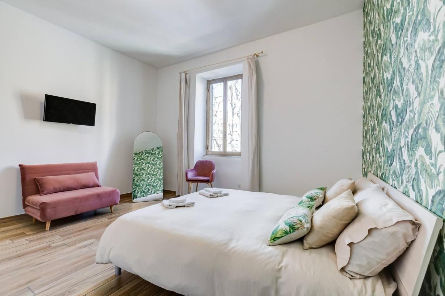Bright And Spacious 2bdr